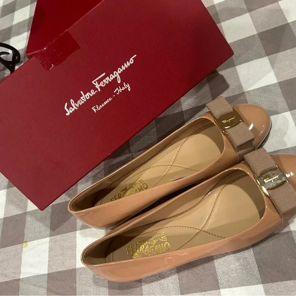 Salvatore Ferragamo beige shoes - Picture 1 of 2